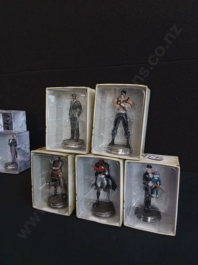 COMPLETE DC CHESS COLLECTION INCLUDING PIECES, BOARD, COMICS AND ORIGINAL PACKAGING Image 1++