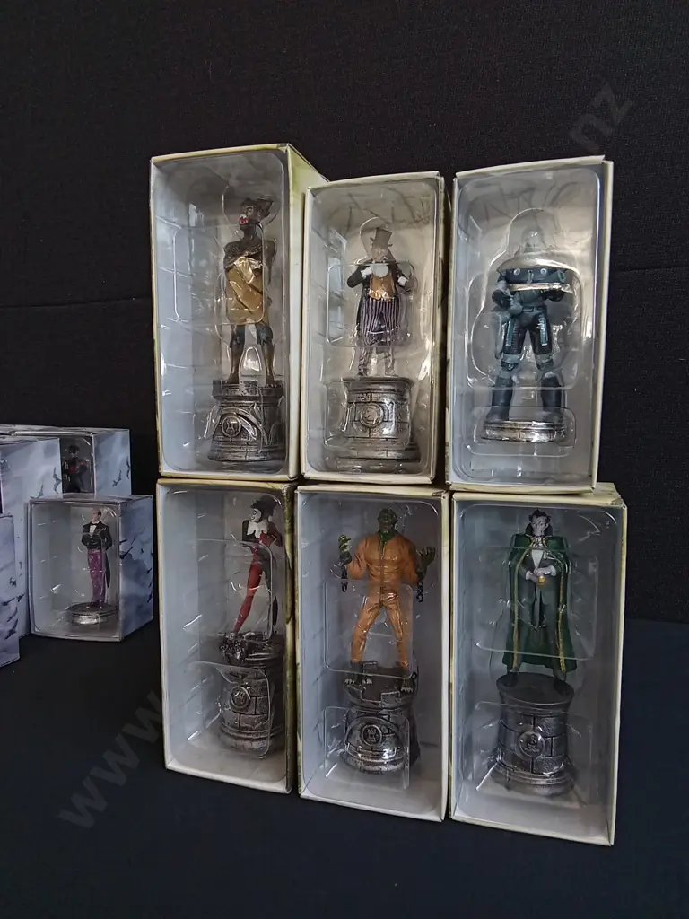 COMPLETE DC CHESS COLLECTION INCLUDING PIECES, BOARD, COMICS AND ORIGINAL PACKAGING Image 1++