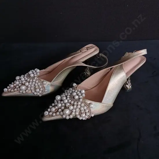 BRAND NEW SIZE 41 HEELS