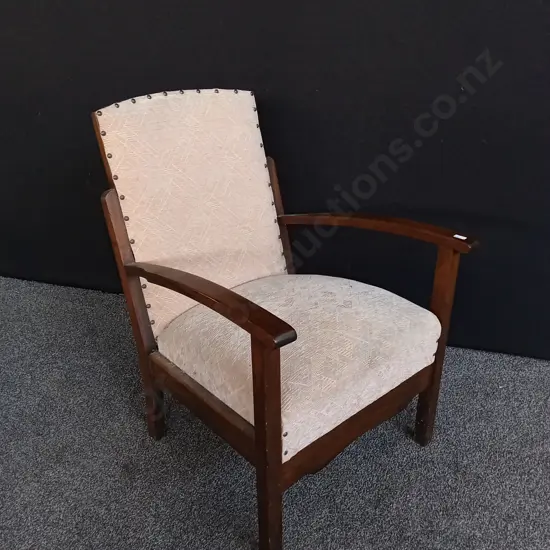 VINTAGE SITTING CHAIR