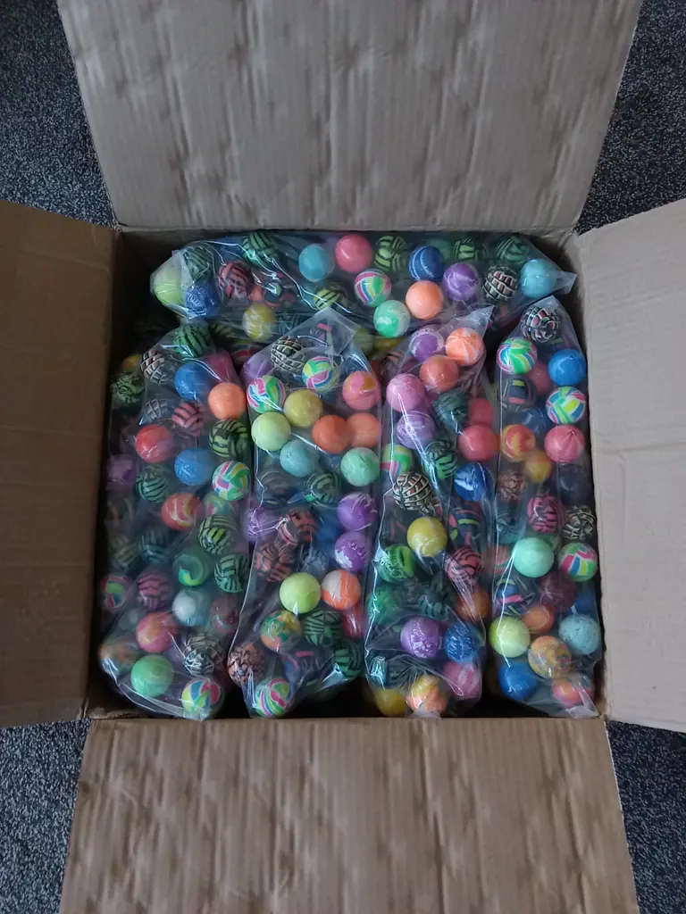 BOX OF BALLS FOR VENDING MACHINE Image 1++