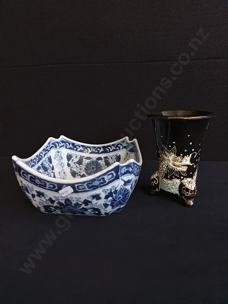 2 PIECES VINTAGE CHINESE PORCELAIN DECORATIVE ITEMS Image 1++