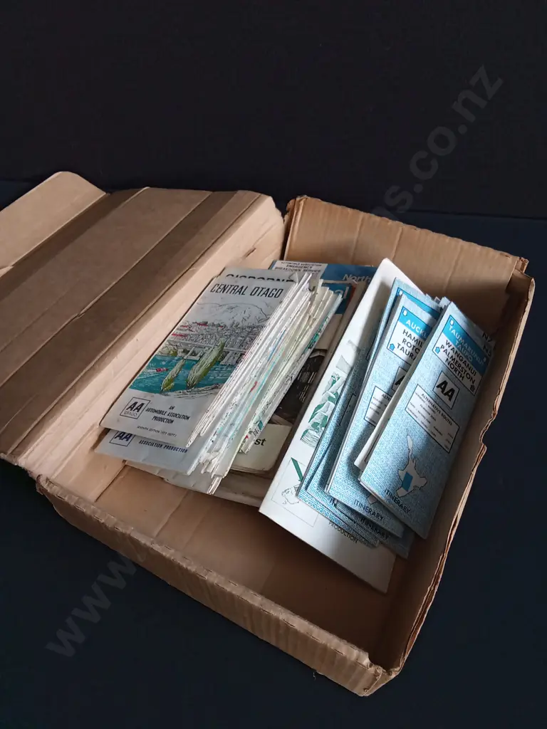 BOX OF NZ TRAVEL BROCHURES AND MAPS Image 1++