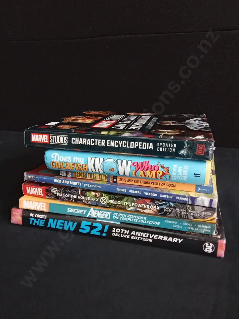7 PIECES BOOK MIX, INCLUDING MARVEL AND DC Image 1++