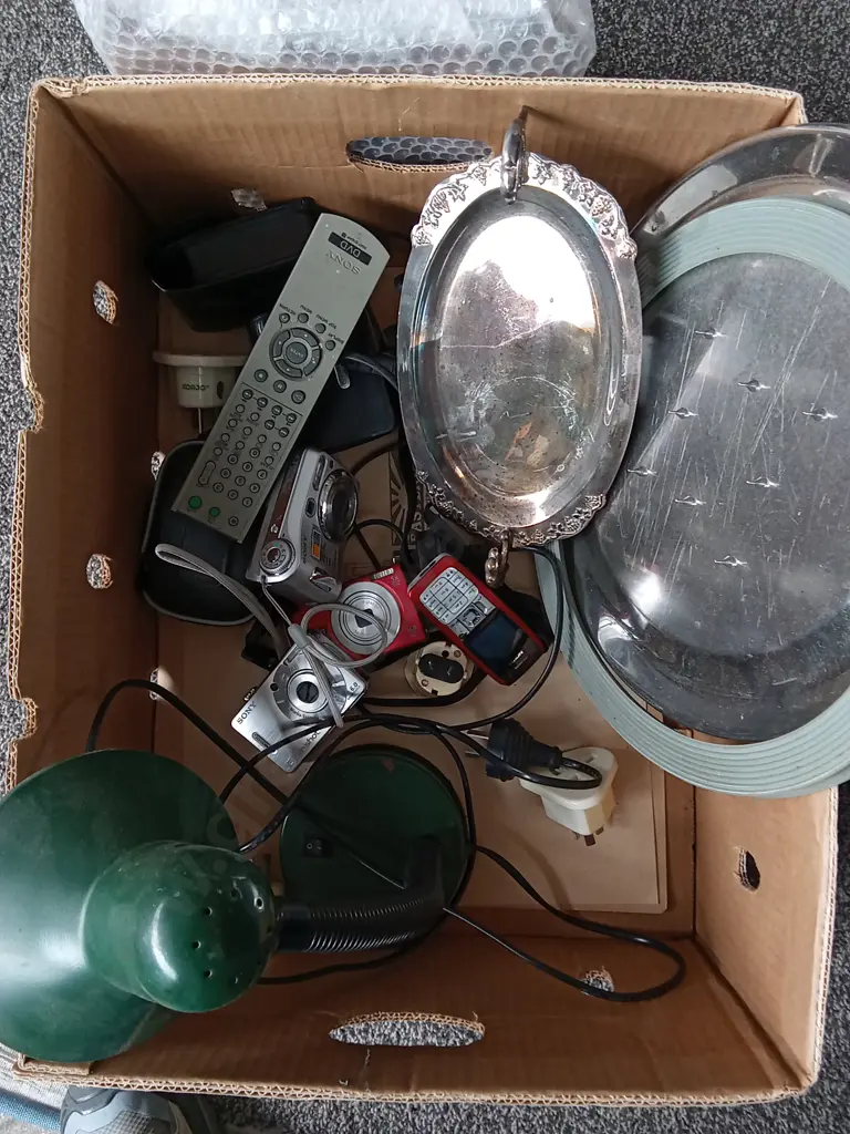 MISCELLANEOUS MIX OF ITEMS INCLUDING DIGITAL CAMERAS Image 1++