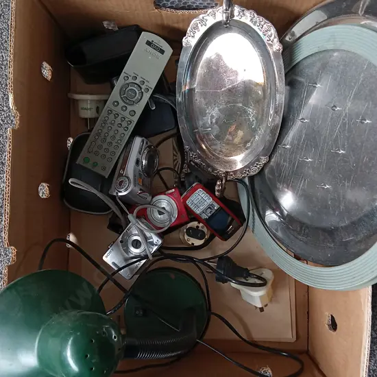 MISCELLANEOUS MIX OF ITEMS INCLUDING DIGITAL CAMERAS