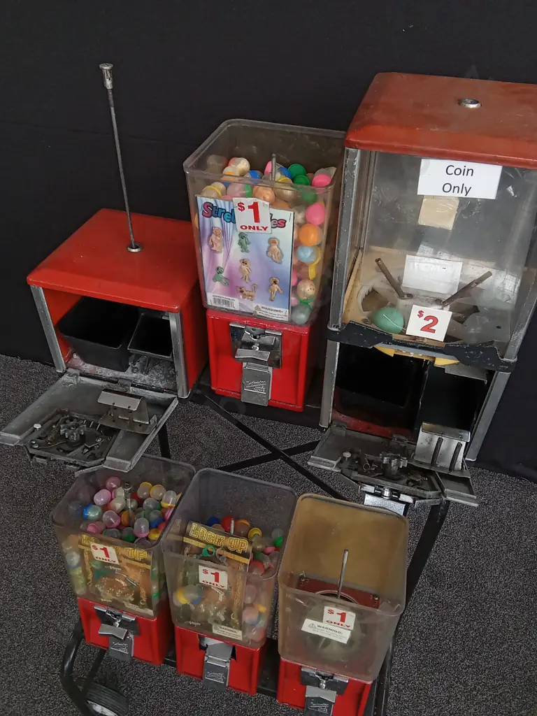 VENDING MACHINES ON STAND Image 1++