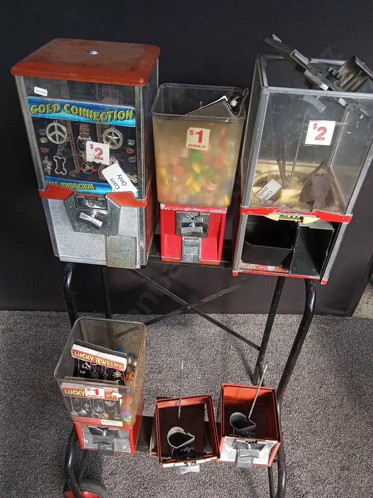 VENDING MACHINES ON STAND Image 1++