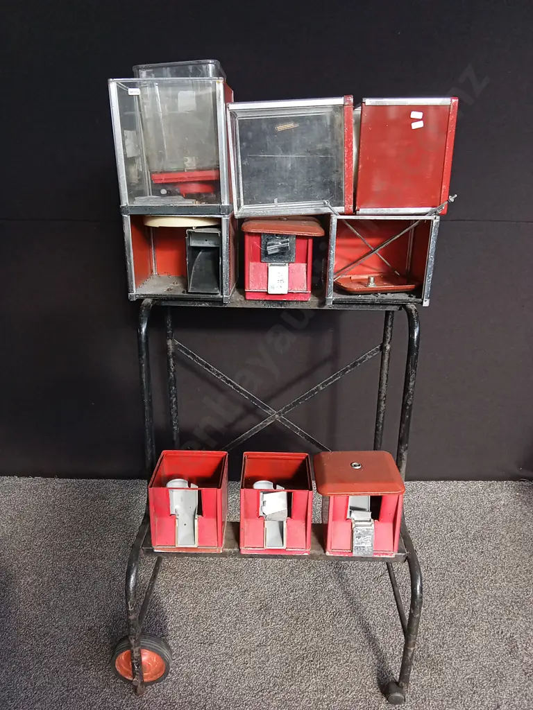 VENDING MACHINES ON STAND Image 1++