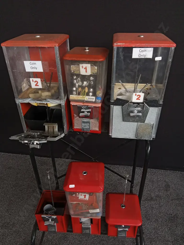 VENDING MACHINES ON STAND Image 1++