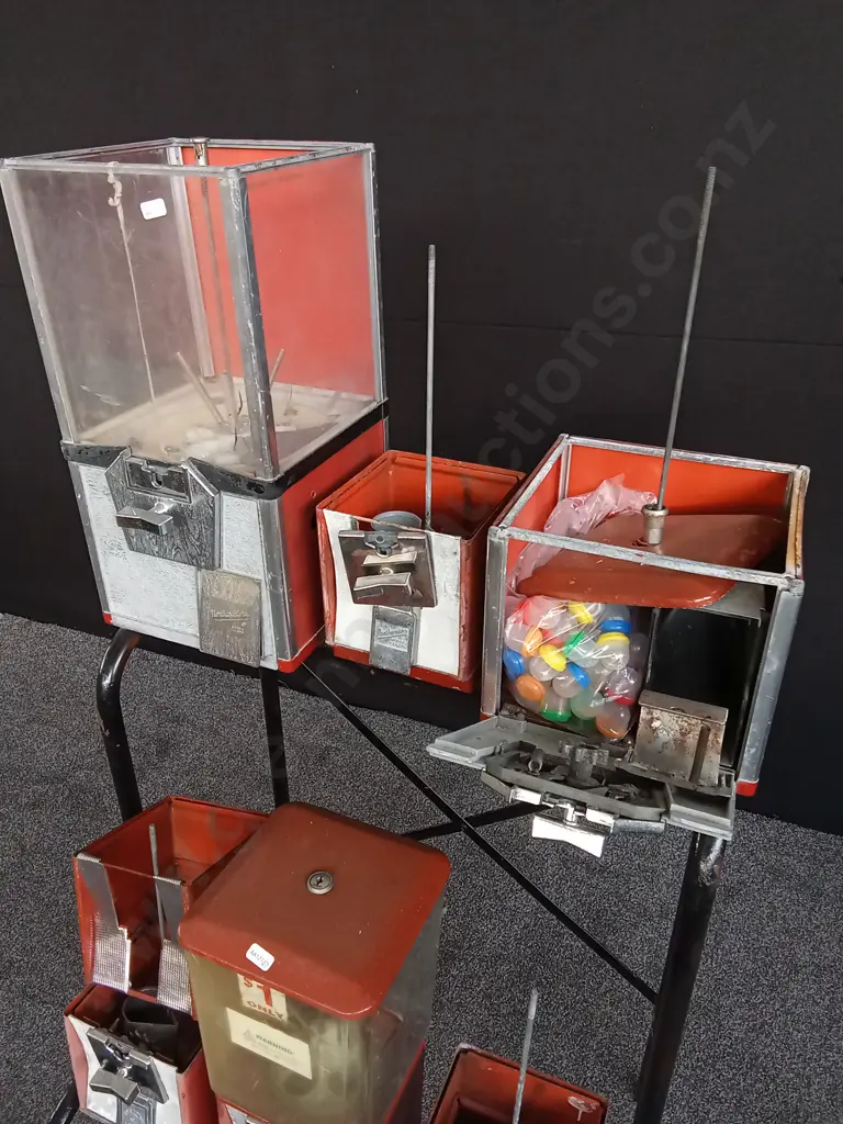 VENDING MACHINES ON STAND Image 1++