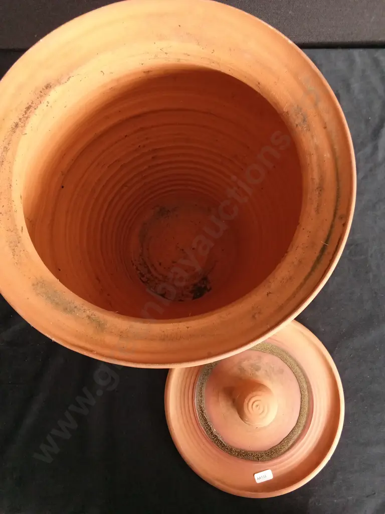 TERRACOTTA VESSEL WITH LID Image 1++