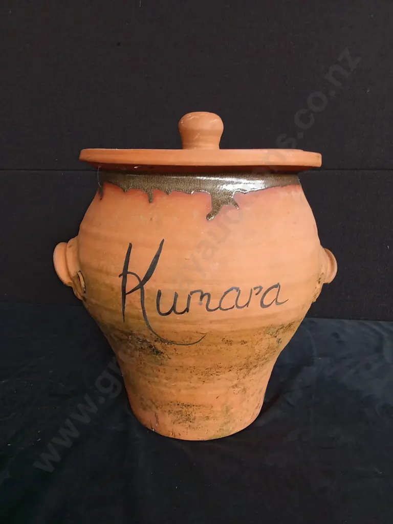 TERRACOTTA VESSEL WITH LID Image 1++