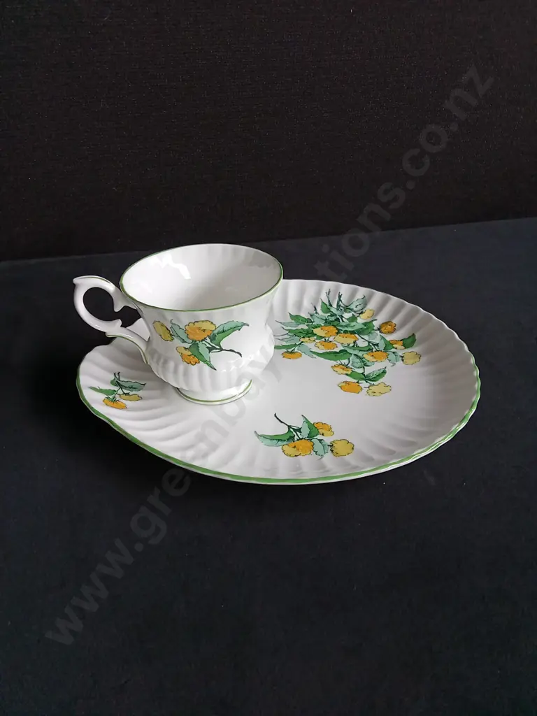 10 PIECES CROWN STAFFORDSHIRE FINE BONE CHINA, INCLUDES 4 TEA CUP AND PLATE SETS AND 2 SPARE TEA CUPS Image 1++