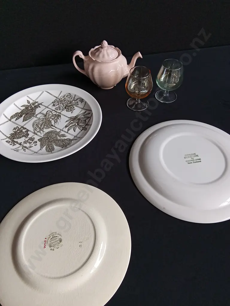 6 PIECES MIX OF PLATES, TEA POT AND GLASSES Image 1++