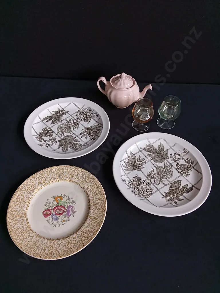 6 PIECES MIX OF PLATES, TEA POT AND GLASSES Image 1++