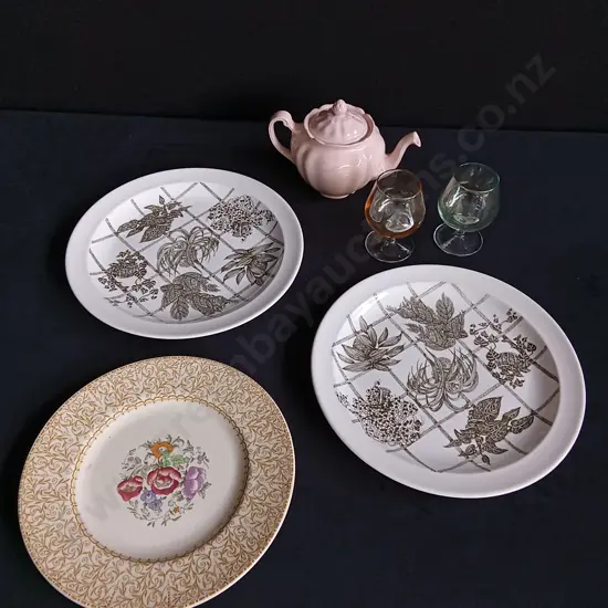 6 PIECES MIX OF PLATES, TEA POT AND GLASSES
