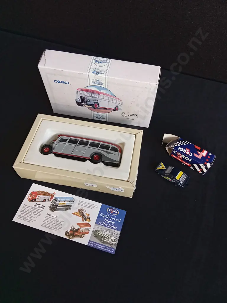 2 PIECES CORGI DIE CAST 1:50 SCALE AEC REGAL SINGLE DECK COACH AND FORD ESCORT DIE CAST MODEL, PACKAGED Image 1++