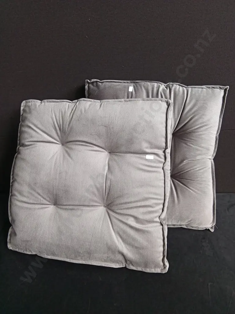 2 CORDUROY CUSHIONS, 58 CM Image 1++