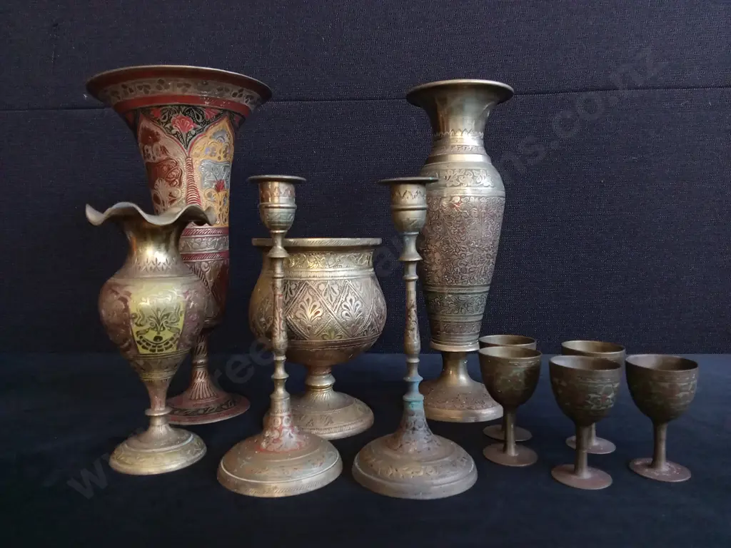 COLLECTION OF VINTAGE ETCHED BRASS DECORATIVE ITEMS, 11 PIECES Image 1++