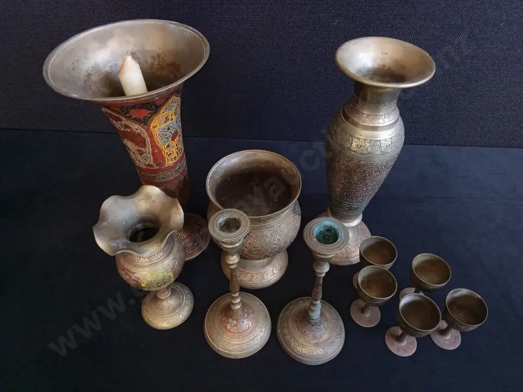 COLLECTION OF VINTAGE ETCHED BRASS DECORATIVE ITEMS, 11 PIECES Image 1++
