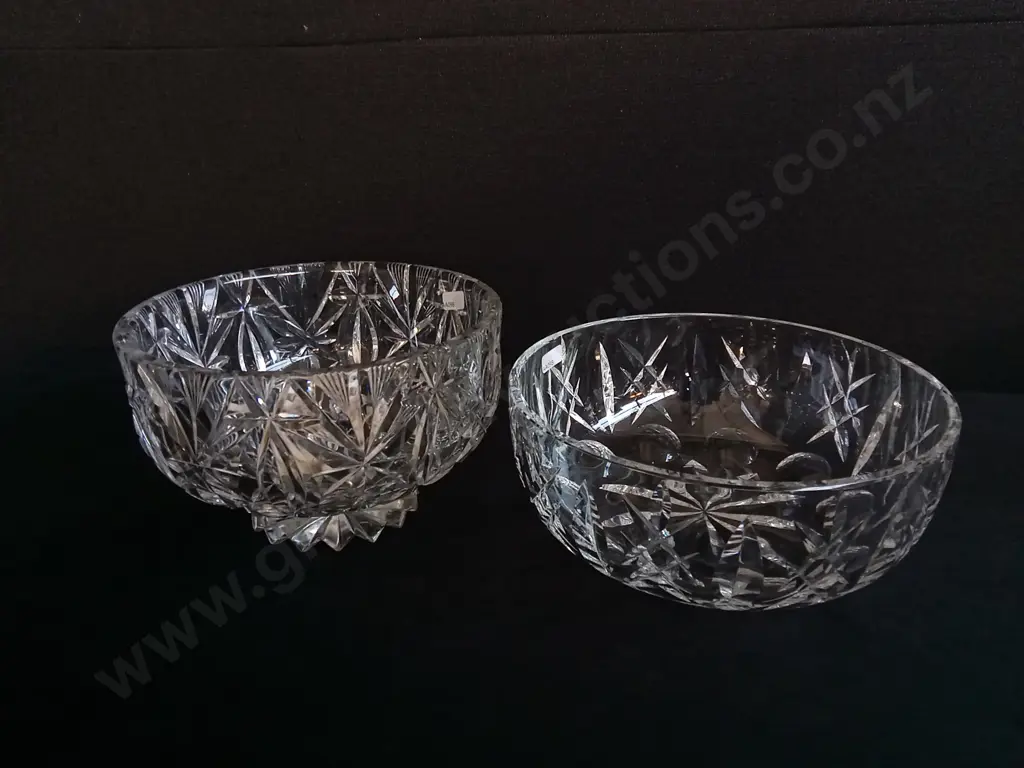 PAIR OF DECORATIVE GLASS BOWLS AND SHELLS Image 1++