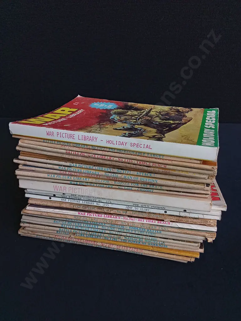29 PIECES MIX OF VINTAGE WAR PICTURE LIBRARY AND BATTLE PICTURE LIBRARY COMICS Image 1++