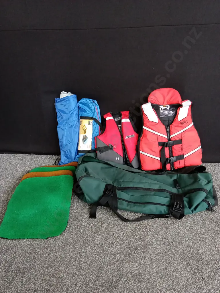 BAG OF CAMPING EQUIPMENT Image 1++