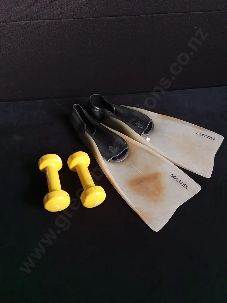 FLIPPERS AND PAIR OF 2KG WEIGHTS Image 1++