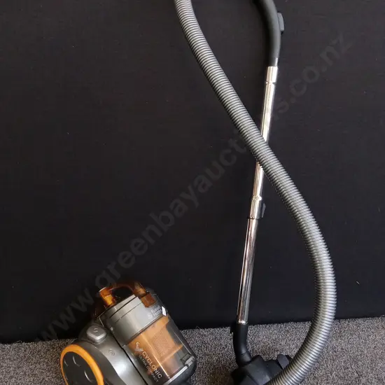 RUSSELL HOBBS CYCLONIC ULTRA COMPACT VACUUM WORKING