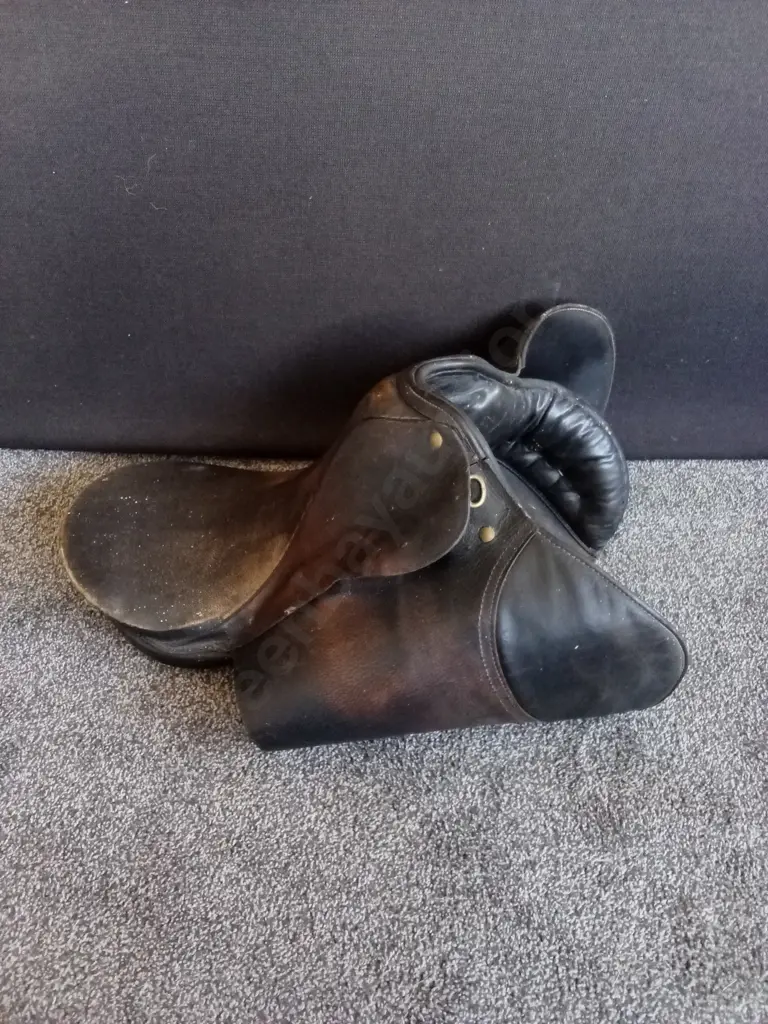 LEATHER HORSE SADDLE Image 1++