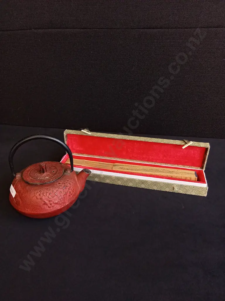 2 PIECES CHINESE TEA POT AND FAN Image 1++