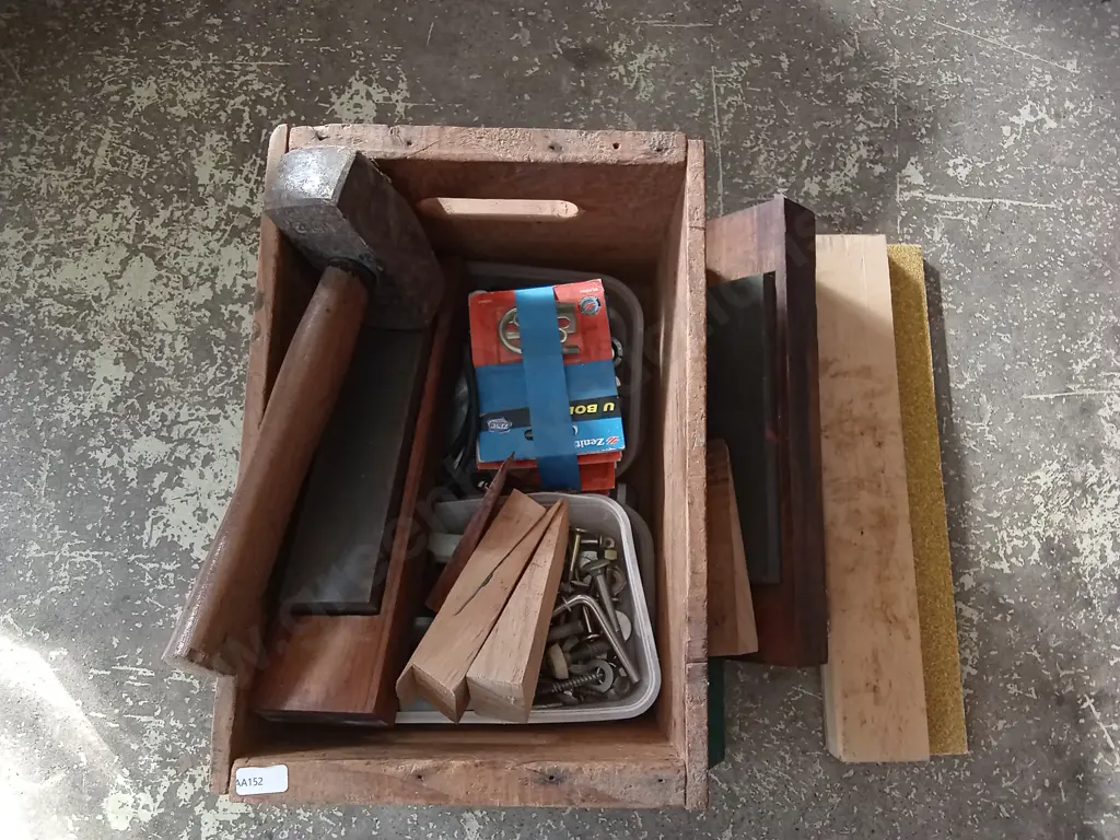 MIX OF TOOLS AND HARDWARE Image 1++