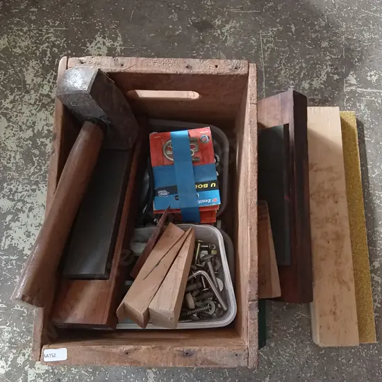 MIX OF TOOLS AND HARDWARE