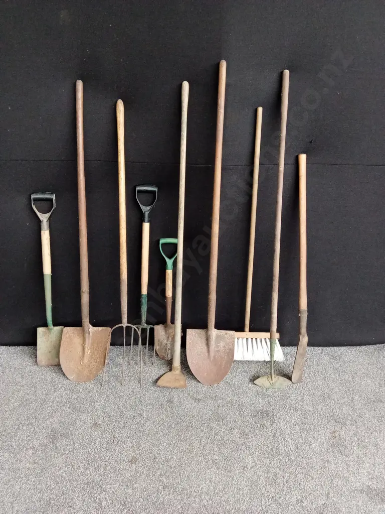 10 X ASSORTED GARDEN TOOLS Image 1++