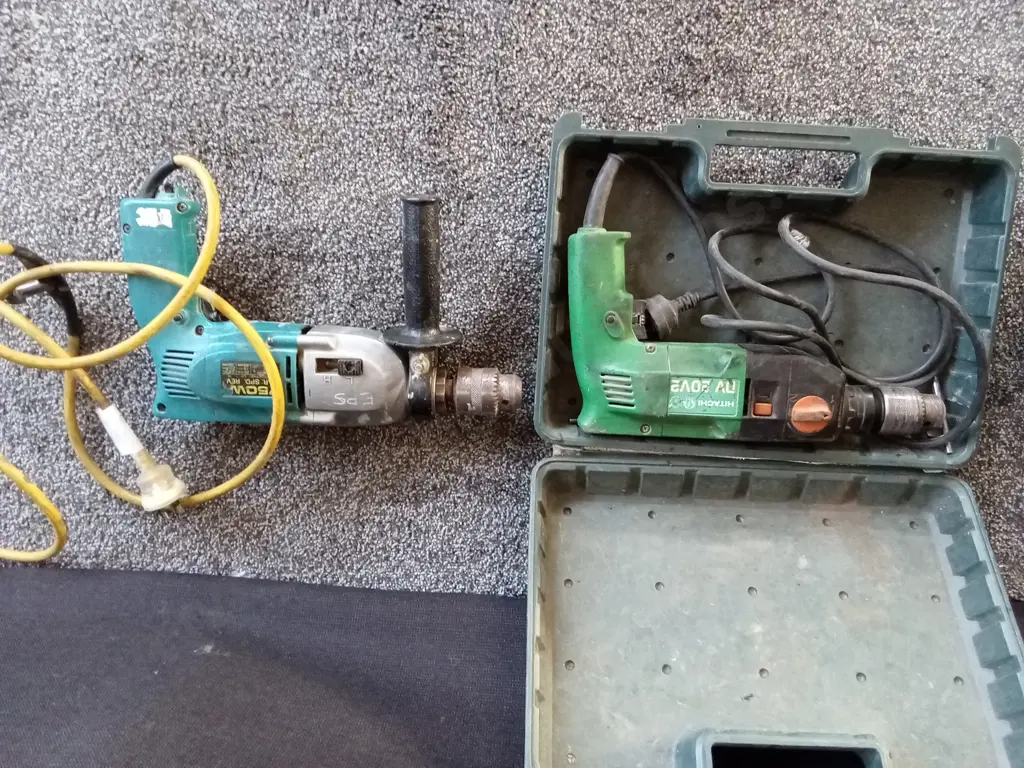 MIX OF POWER TOOLS AND 2 CROWBARS Image 1++