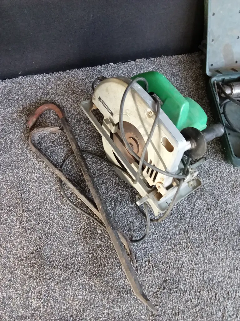 MIX OF POWER TOOLS AND 2 CROWBARS Image 1++