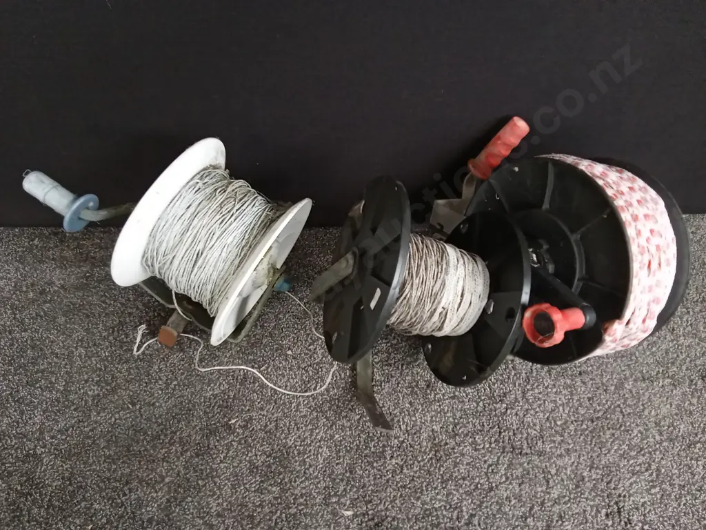 3 ELECTRIC FENCE CABLE REELS Image 1++
