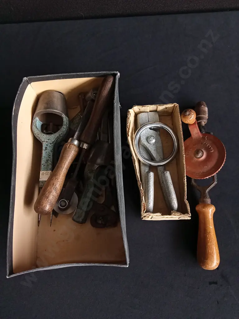 BOX OF VINTAGE SPECIALIST LEATHER MAKING TOOLS Image 1++