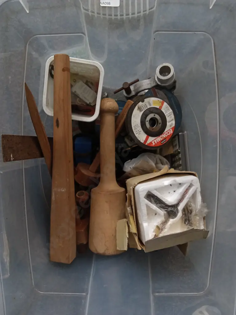 BOX OF VINTAGE SPECIALIST LEATHER MAKING TOOLS Image 1++