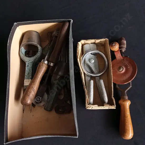 BOX OF VINTAGE SPECIALIST LEATHER MAKING TOOLS