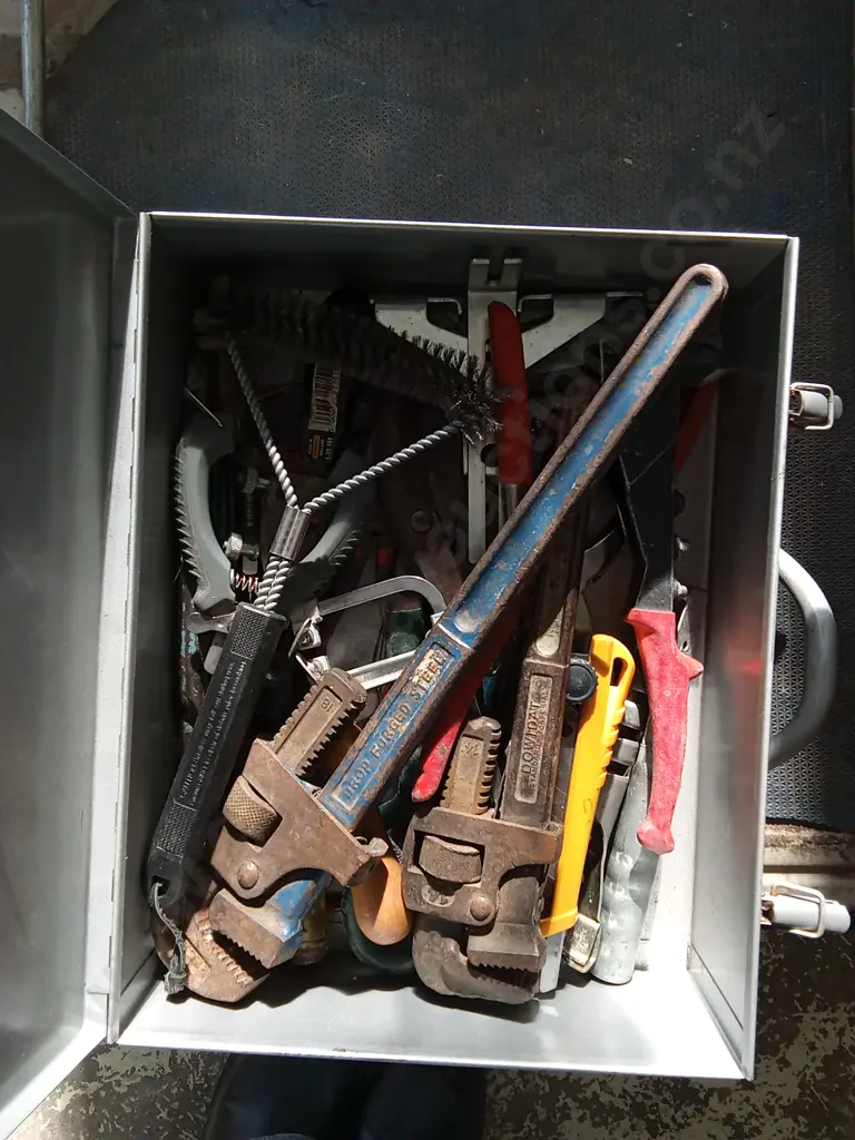 ASSORTED HAND TOOLS Image 1++