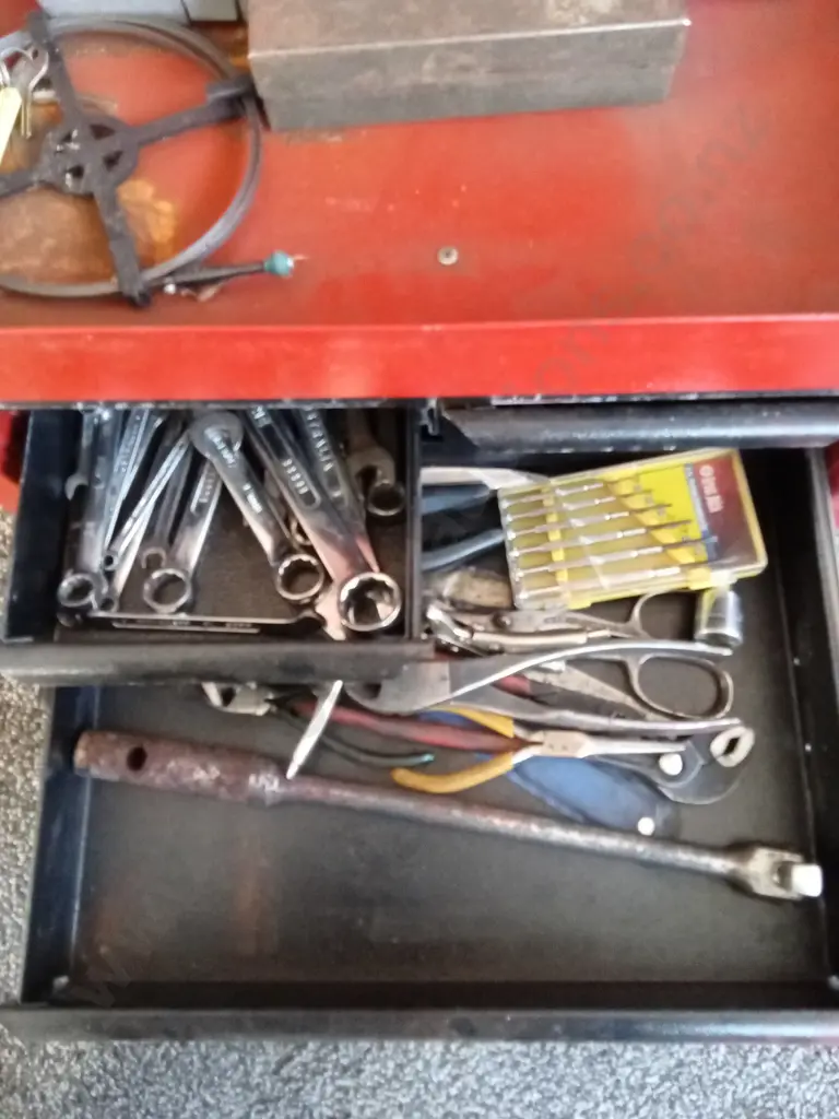 RED SAFA TOOLBOX WITH TOOLS Image 1++