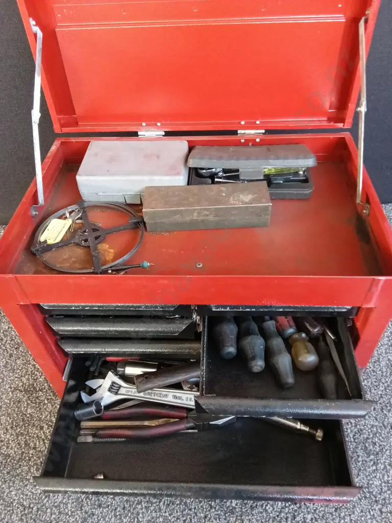 RED SAFA TOOLBOX WITH TOOLS Image 1++