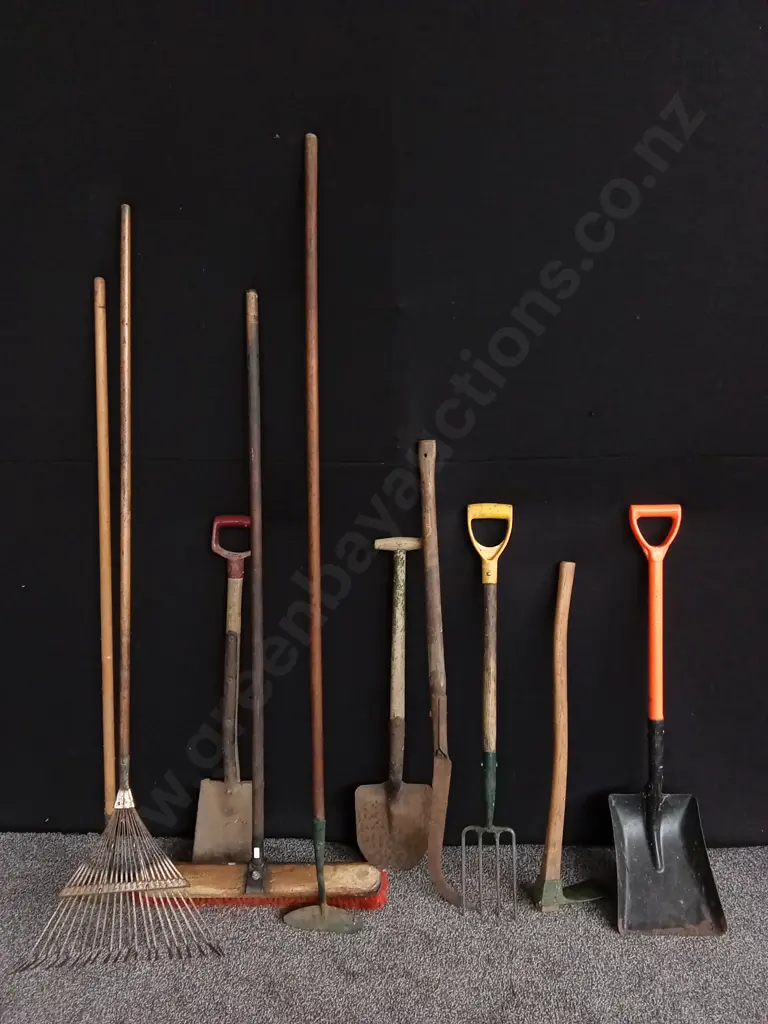 10 X ASSORTED GARDEN TOOLS Image 1++