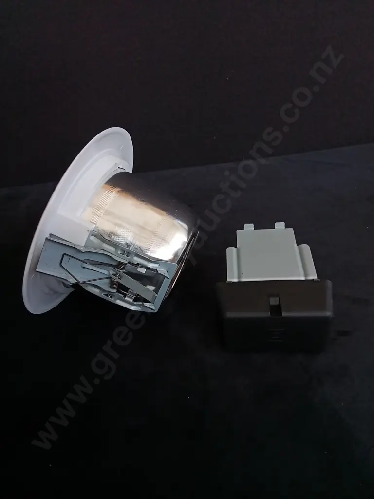 BOX OF BRAND NEW LIGHTING Image 1++