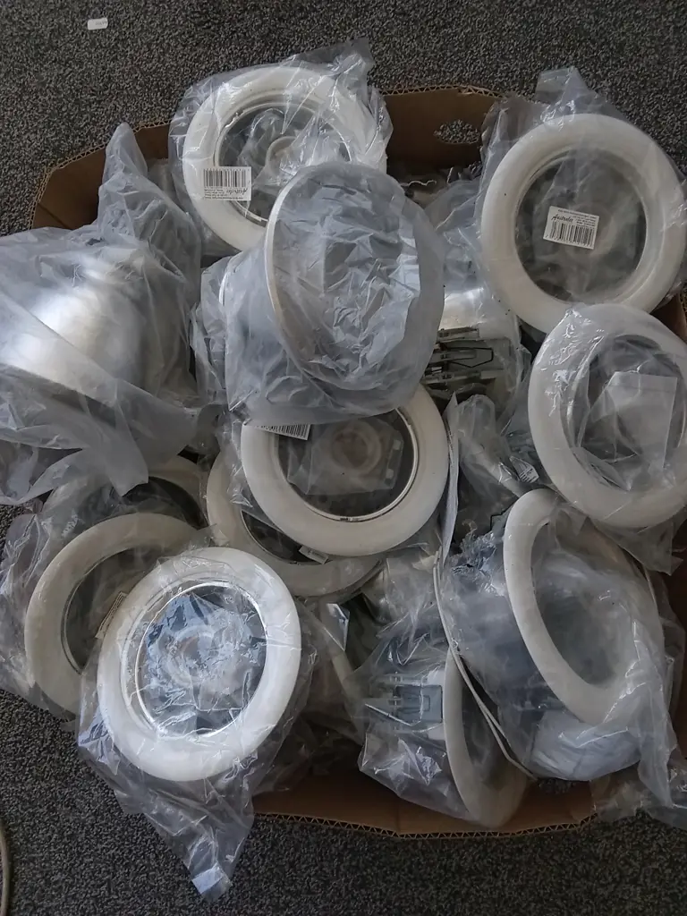 BOX OF BRAND NEW LIGHTING Image 1++