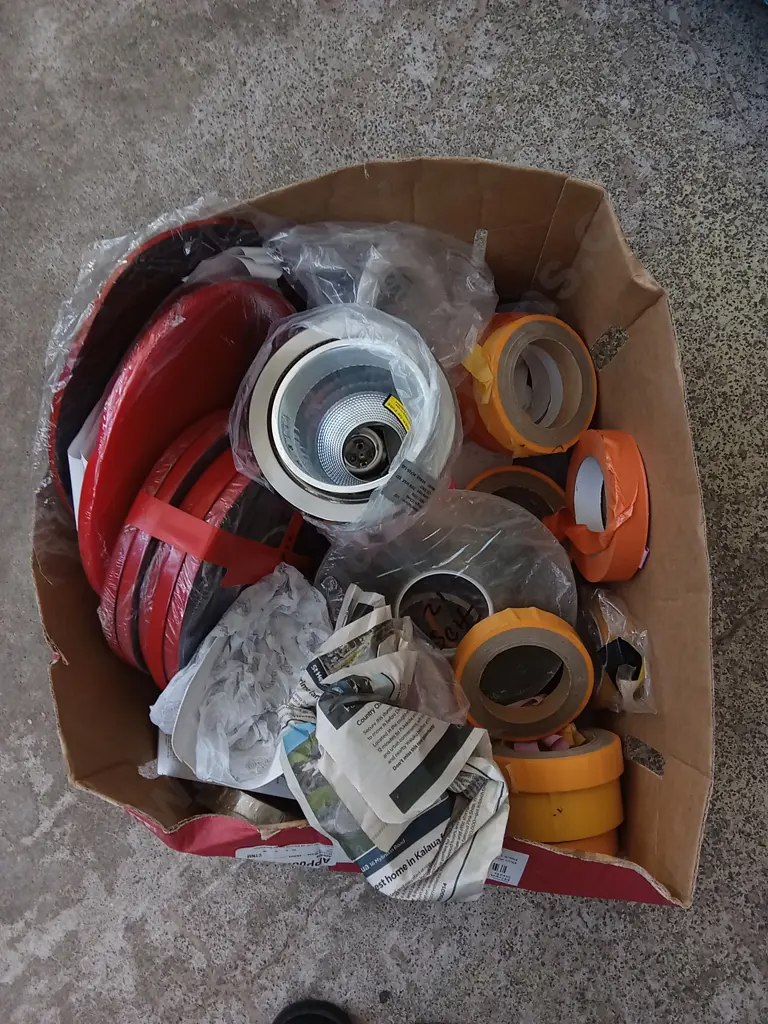 BOX OF LIGHTING EQUIPMENT AND TAPES Image 1++