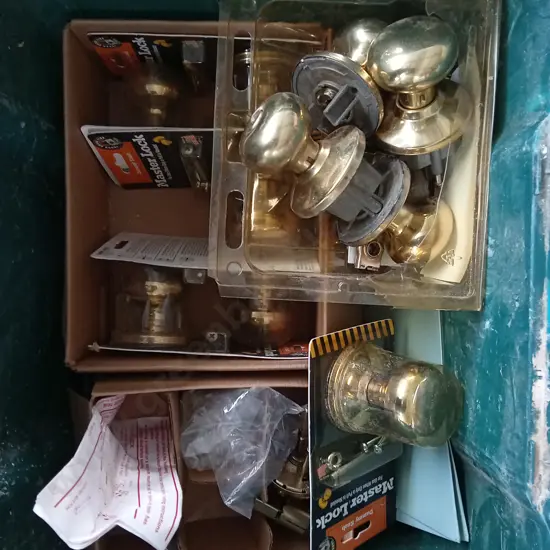 BOX OF DOORKNOBS AND DUMMY KNOBS