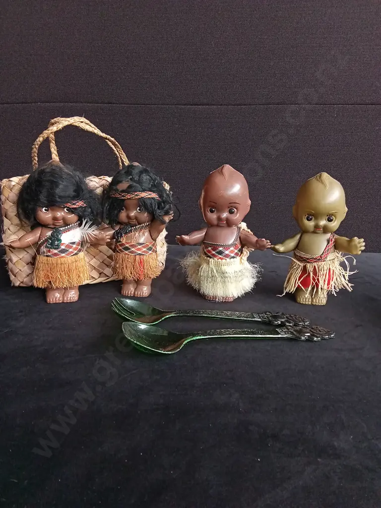 4 VINTAGE MĀORI SOUVENIR DOLLS PLASTIC TIKI SALAD SERVERS AND WOVEN BAG Image 1++